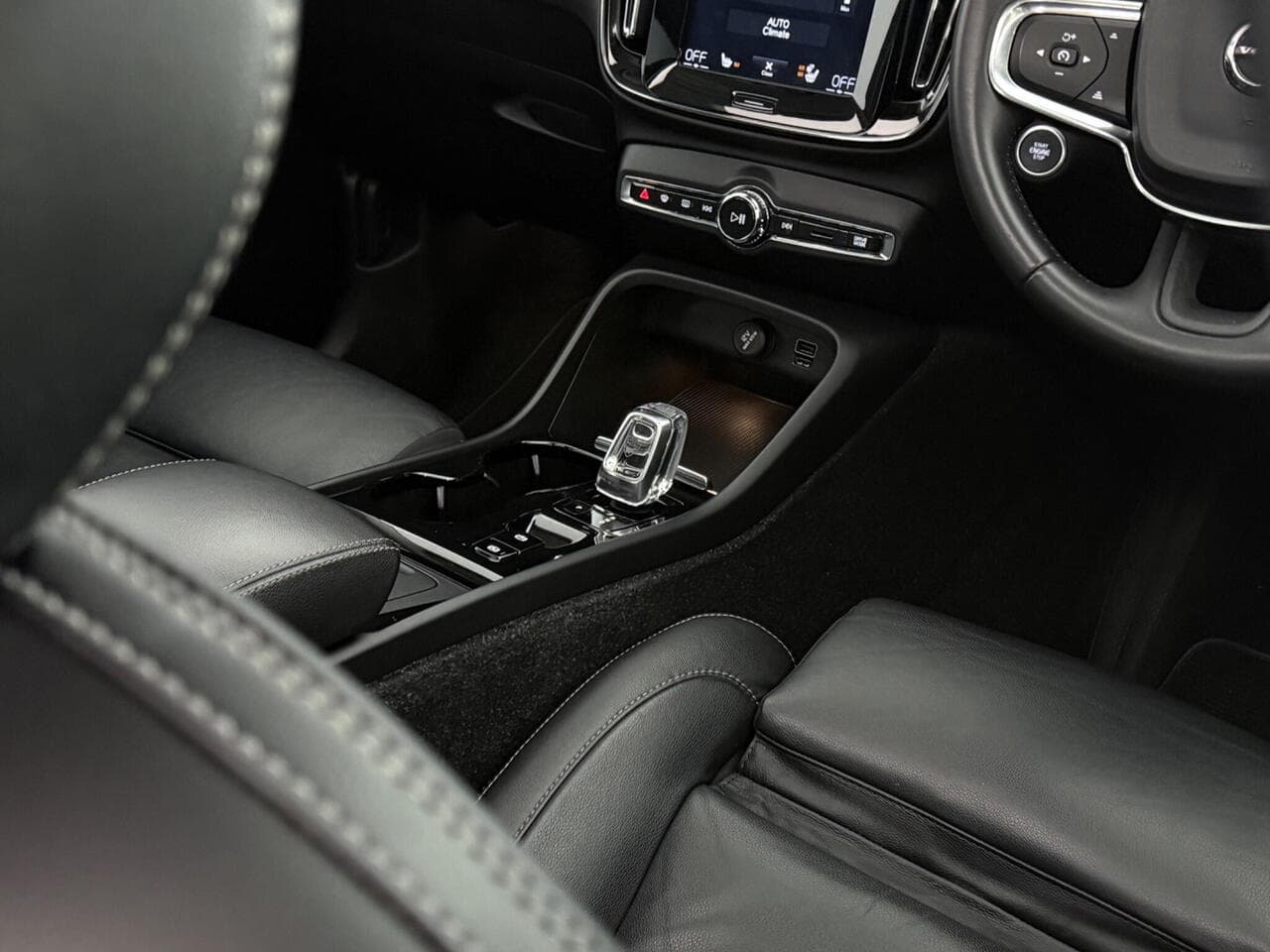 Volvo XC40 thumbnail Misc Controls