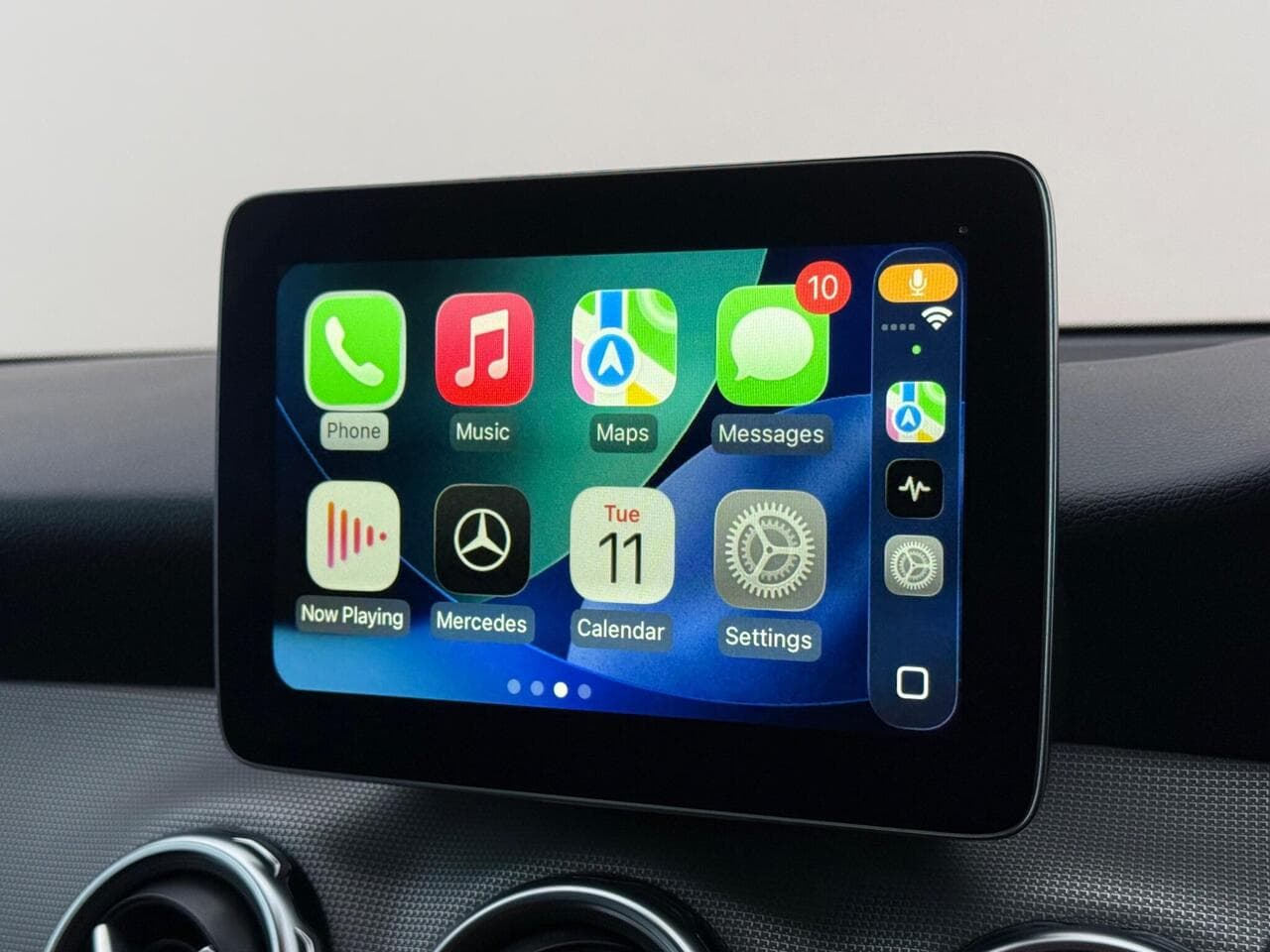 Mercedes-Benz GLA thumbnail Infotainment System