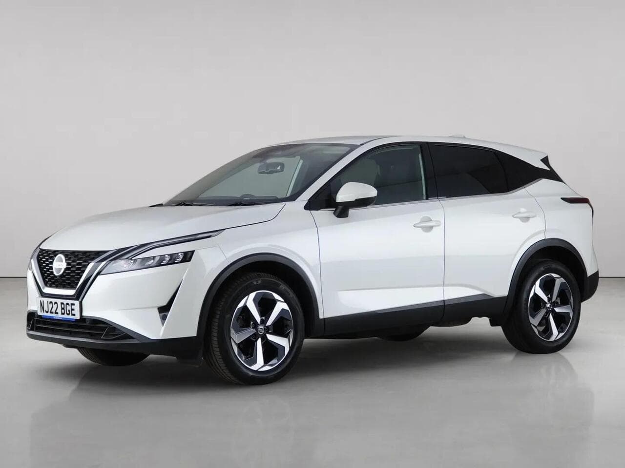 Nissan Qashqai thumbnail Front Left