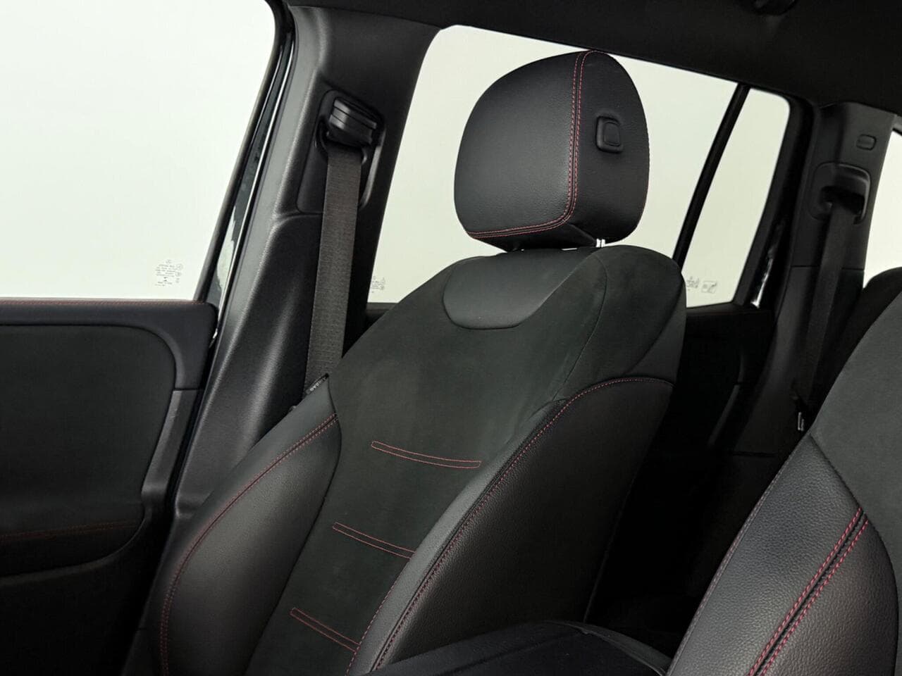 Mercedes-Benz GLB thumbnail Seats Rear