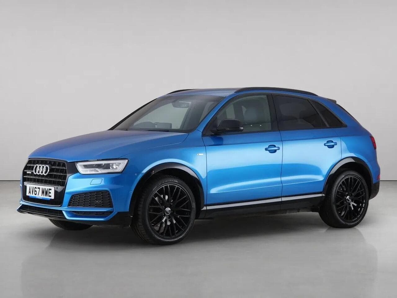 Audi Q3 thumbnail Front Left