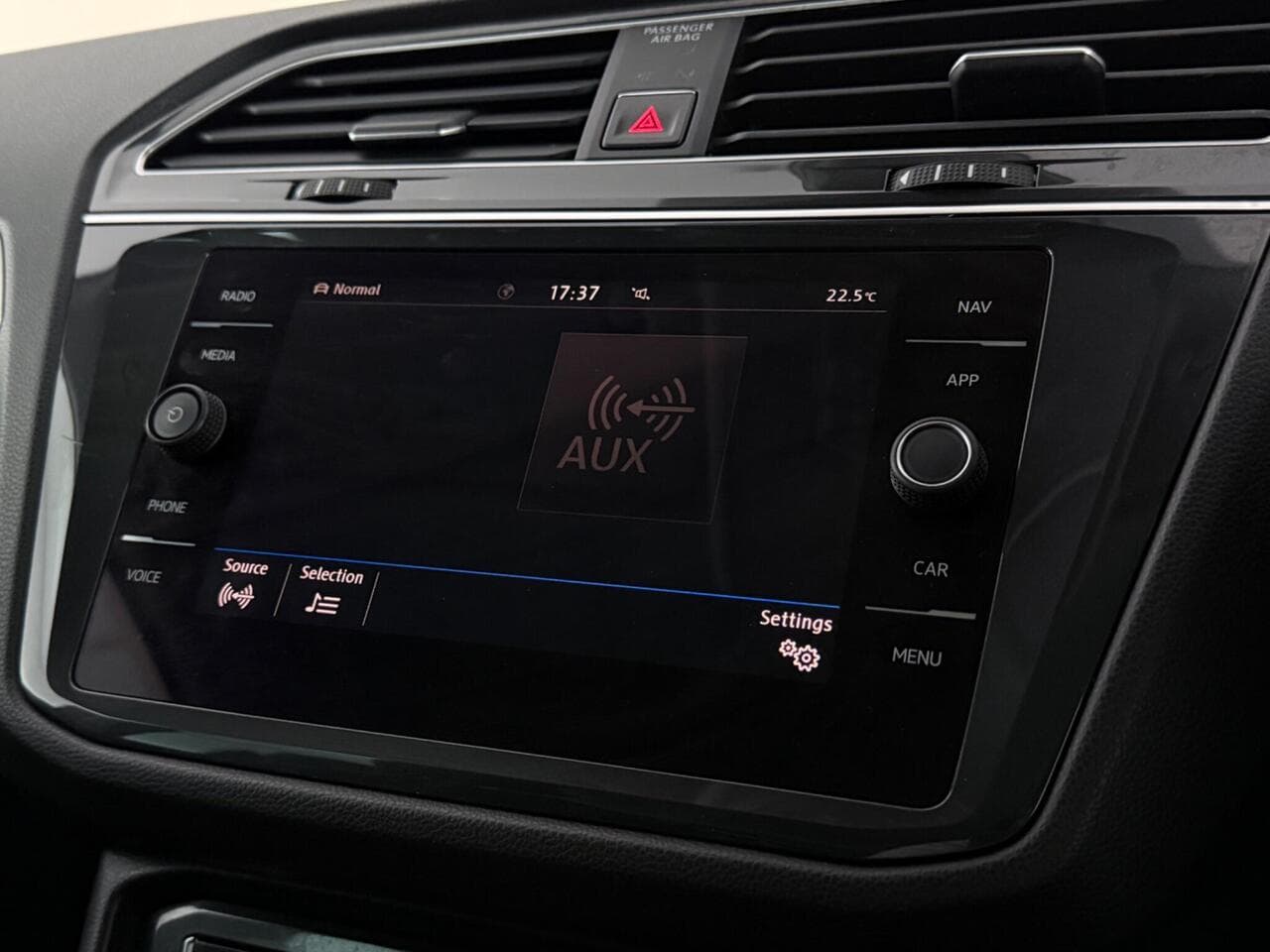 Volkswagen Tiguan thumbnail Infotainment System