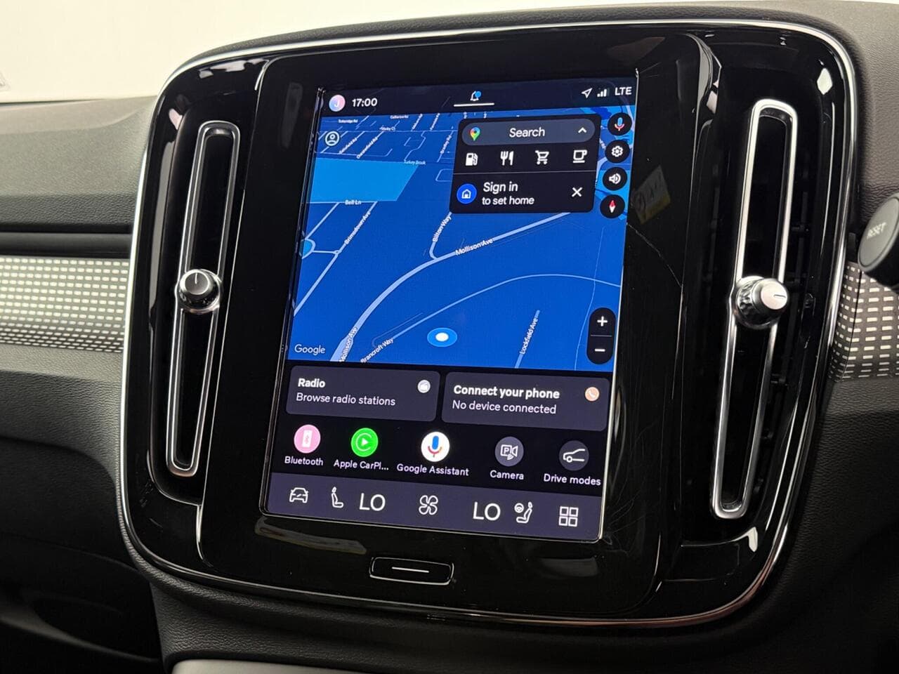 Volvo XC40 thumbnail Infotainment System