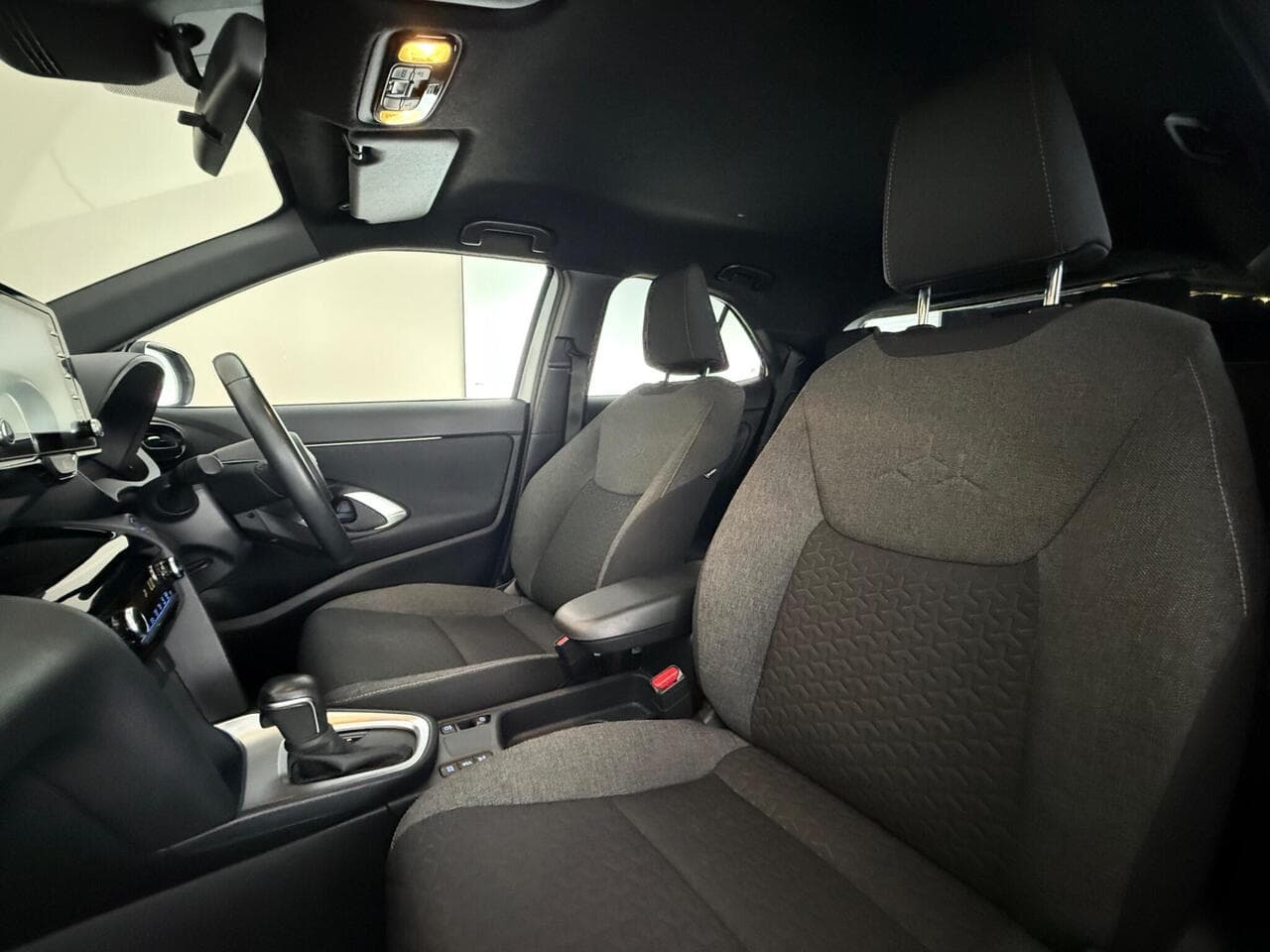 Toyota Yaris Cross thumbnail Seat Front Passenger