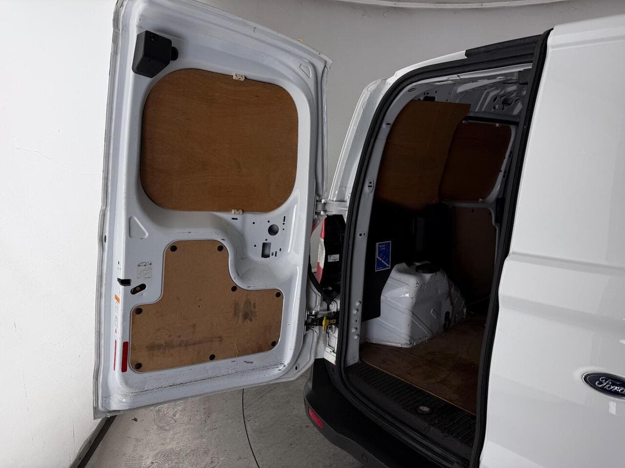 Ford Transit Courier thumbnail Cargo Space