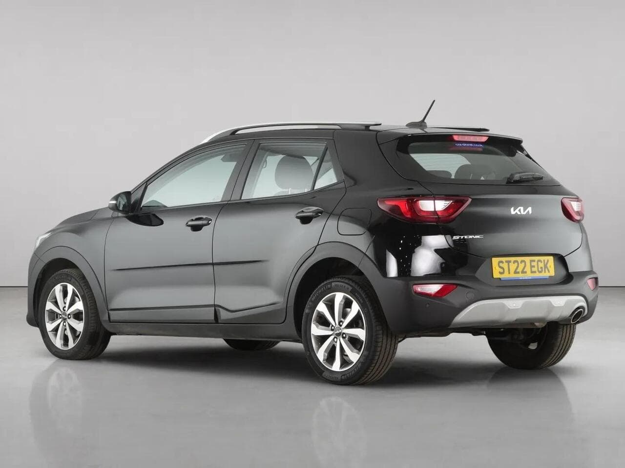 Kia Stonic thumbnail Rear Left