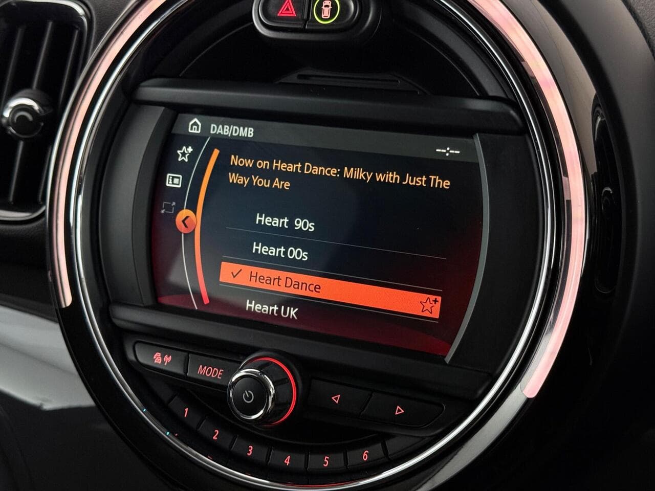 MINI Countryman thumbnail Infotainment System