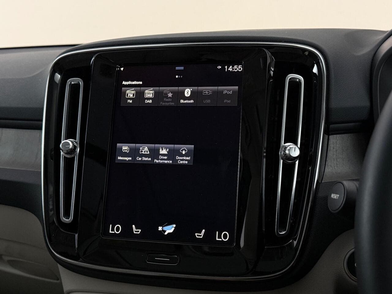 Volvo XC40 thumbnail Infotainment System