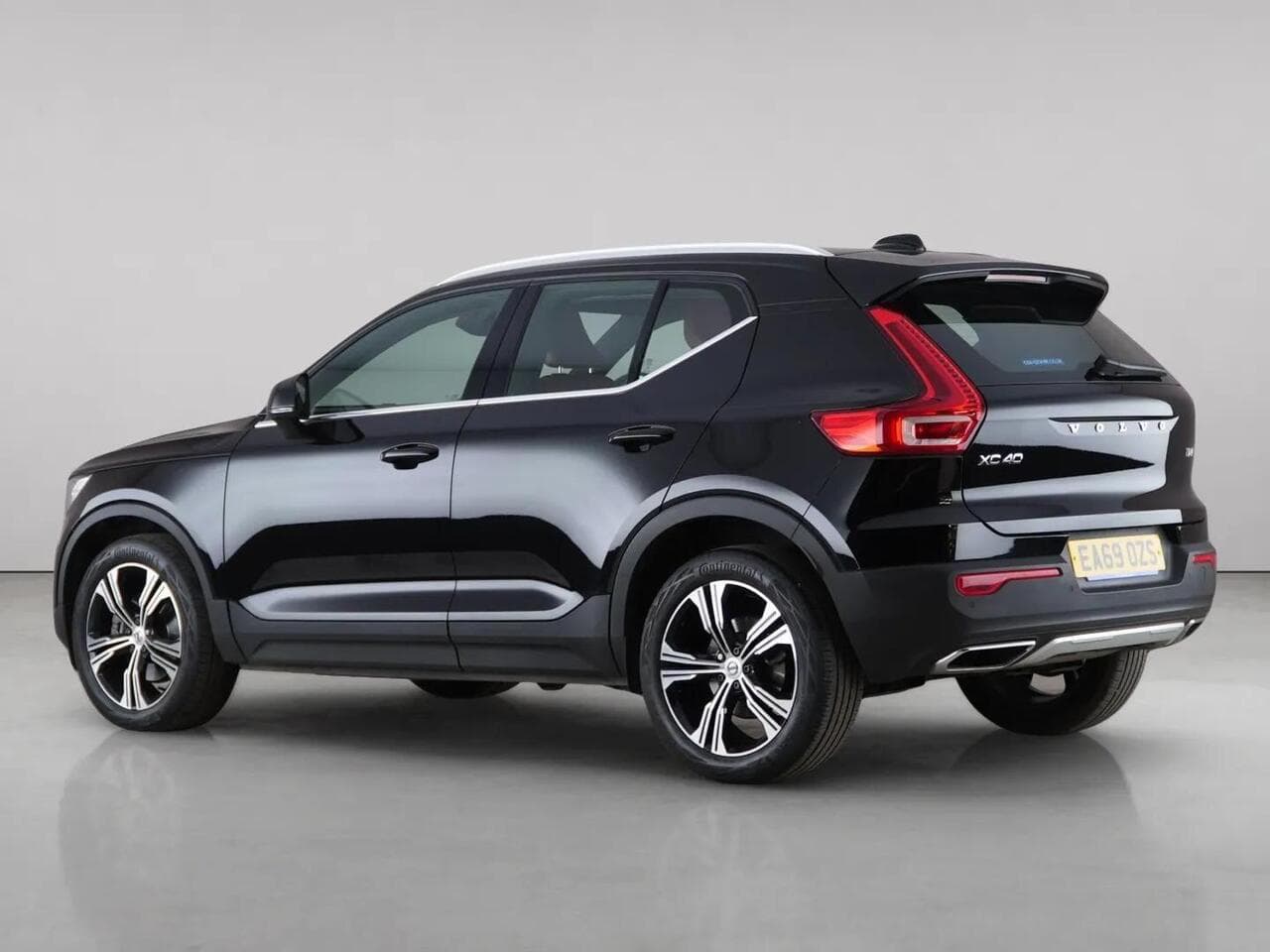 Volvo XC40 thumbnail Side Left