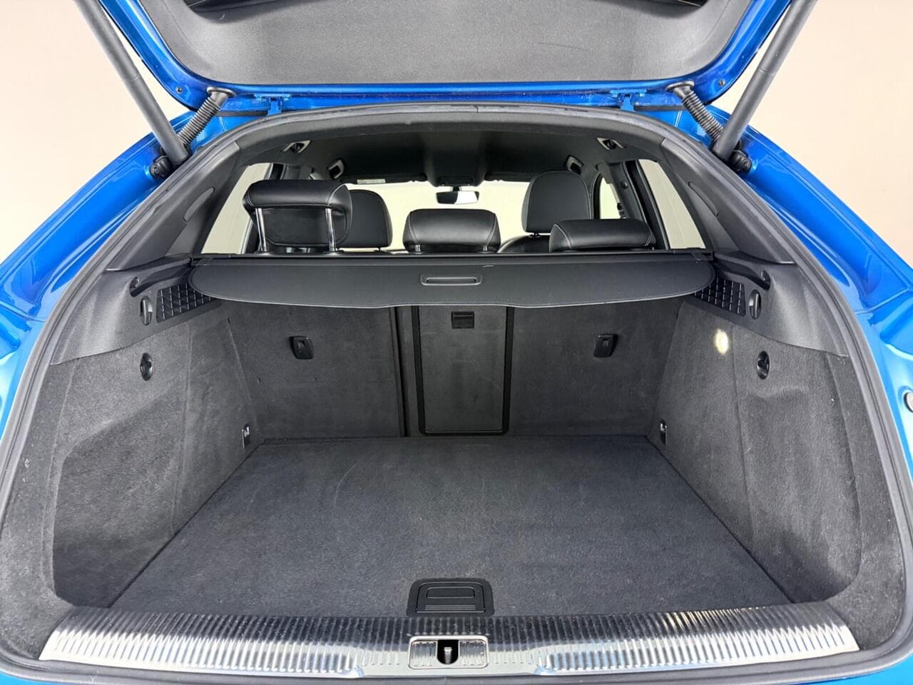 Audi Q3 thumbnail Boot