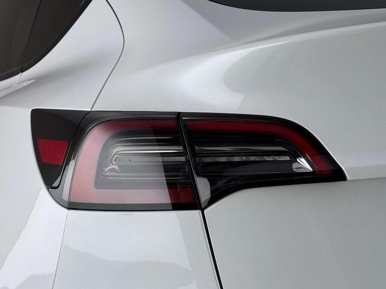 Tesla Model Y thumbnail Lights Rear