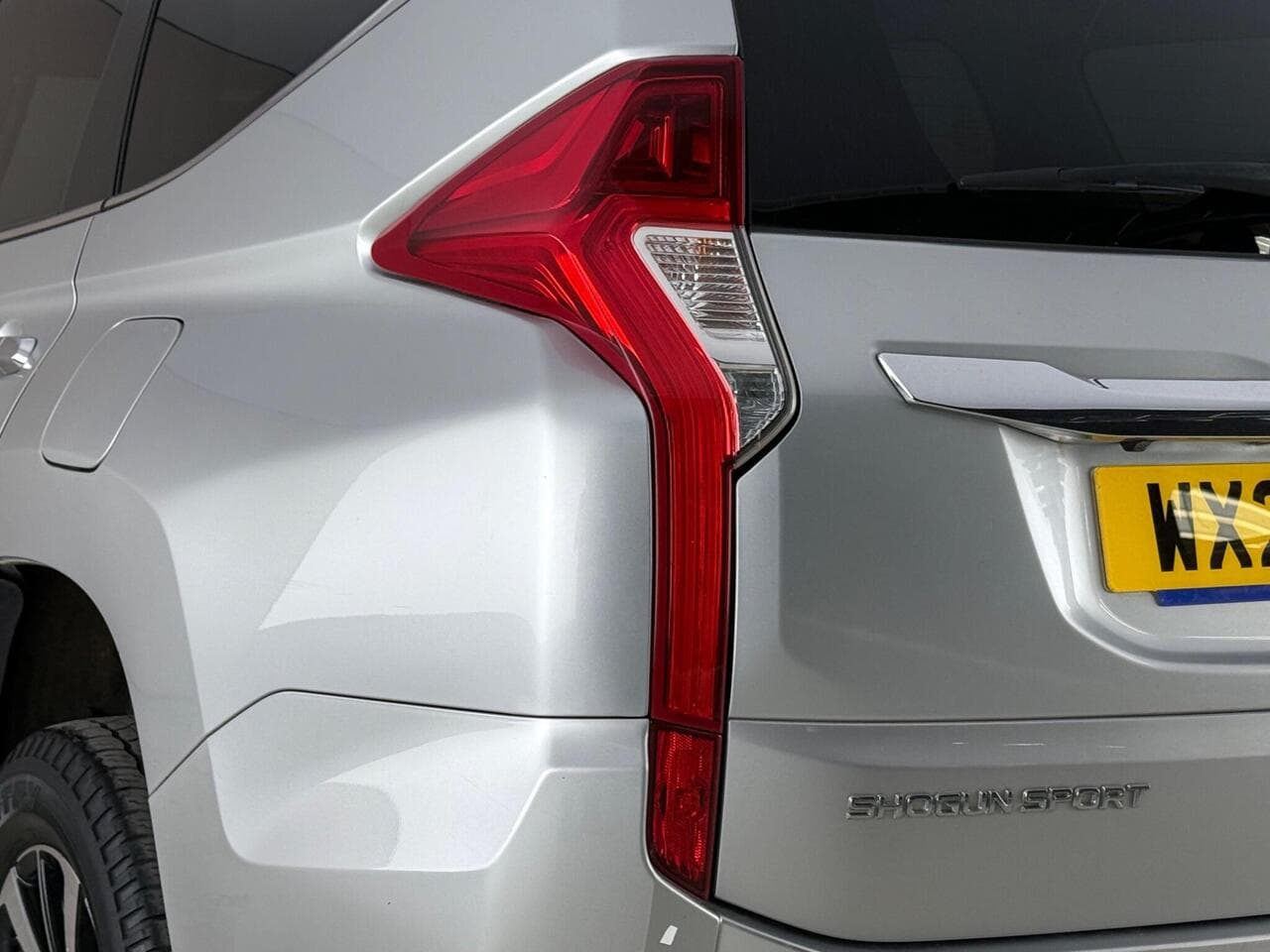 Mitsubishi Shogun Sport thumbnail Lights Rear