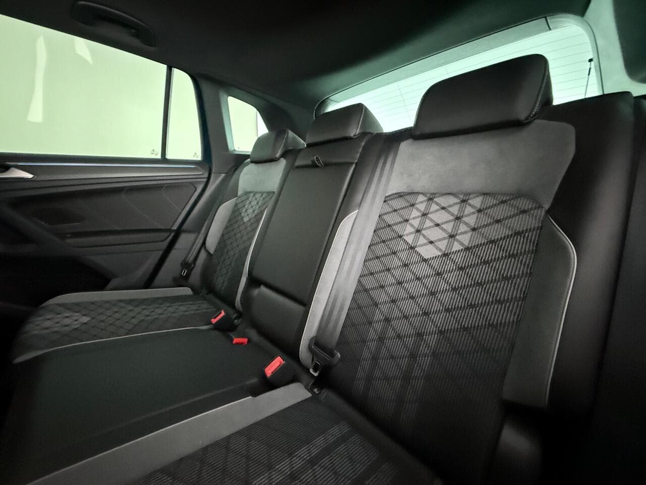 Volkswagen Tiguan thumbnail Seats Rear