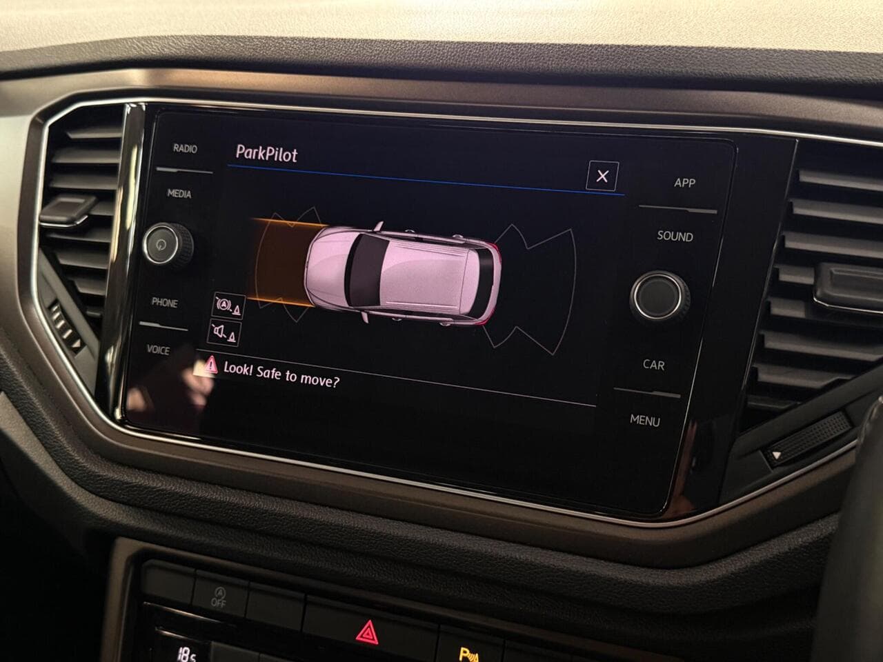 Volkswagen T-Roc thumbnail Infotainment System