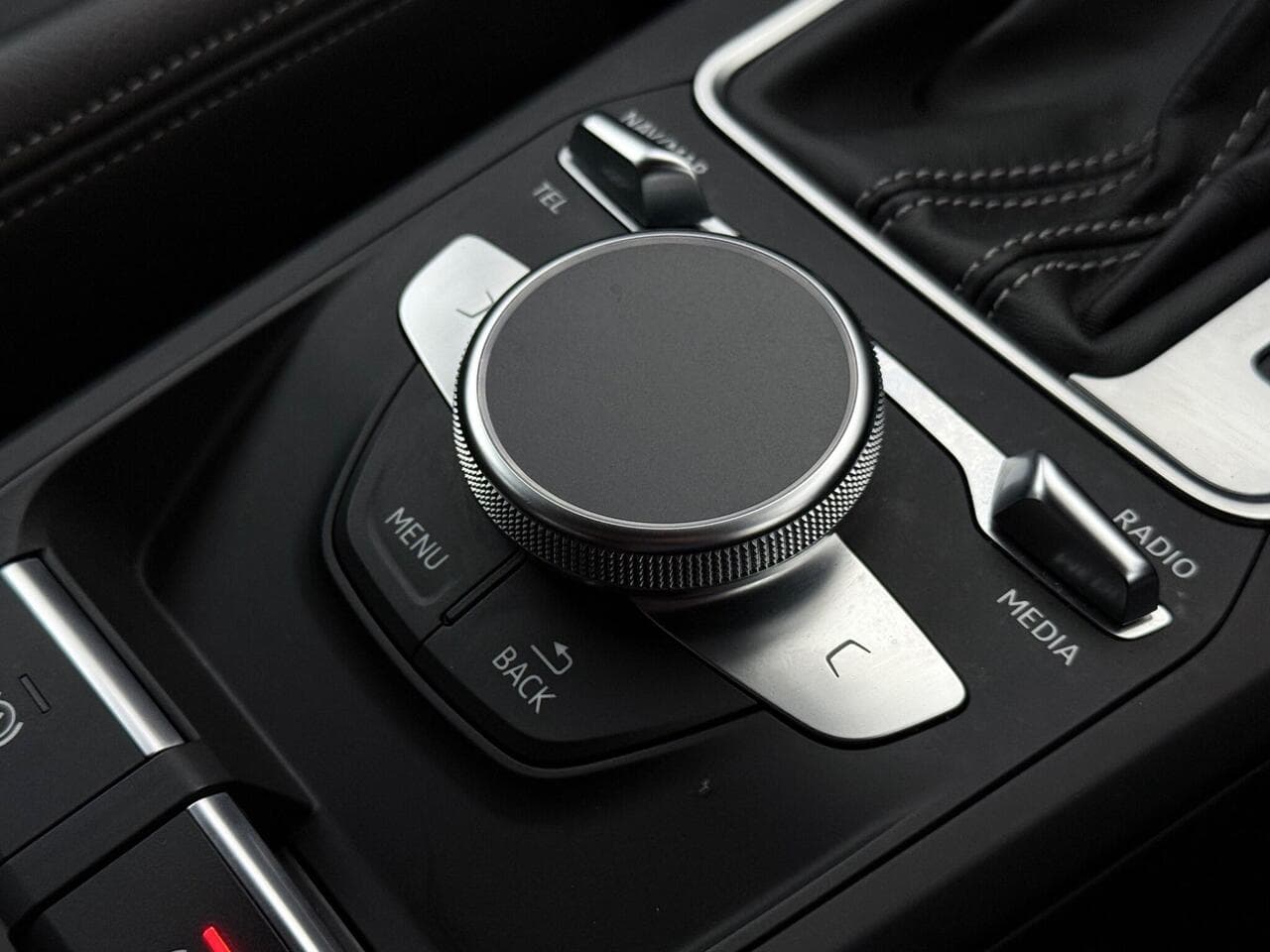 Audi Q2 thumbnail Misc Controls