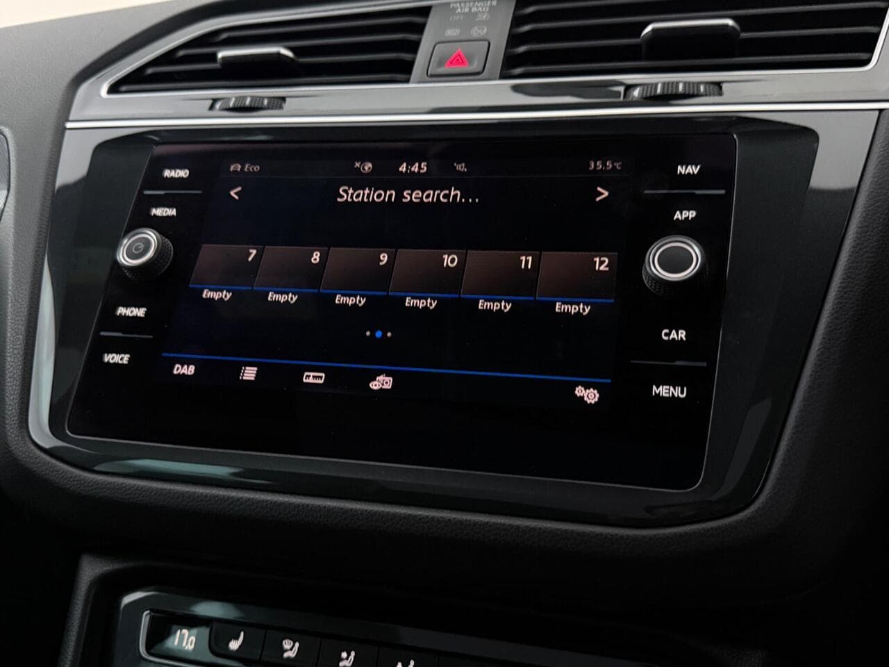 Volkswagen Tiguan thumbnail Infotainment System