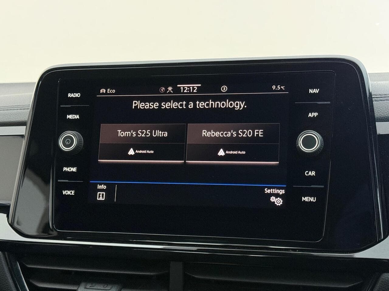 Volkswagen T-Roc thumbnail Infotainment System