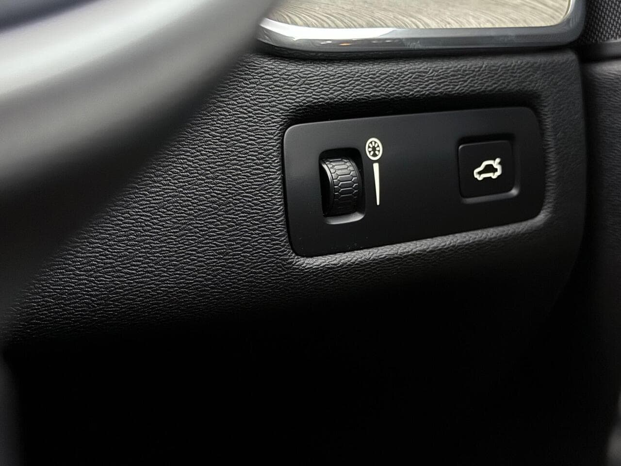 Volvo XC60 thumbnail Misc Controls