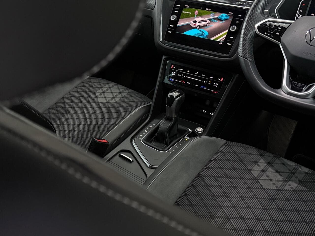 Volkswagen Tiguan thumbnail Interior Front