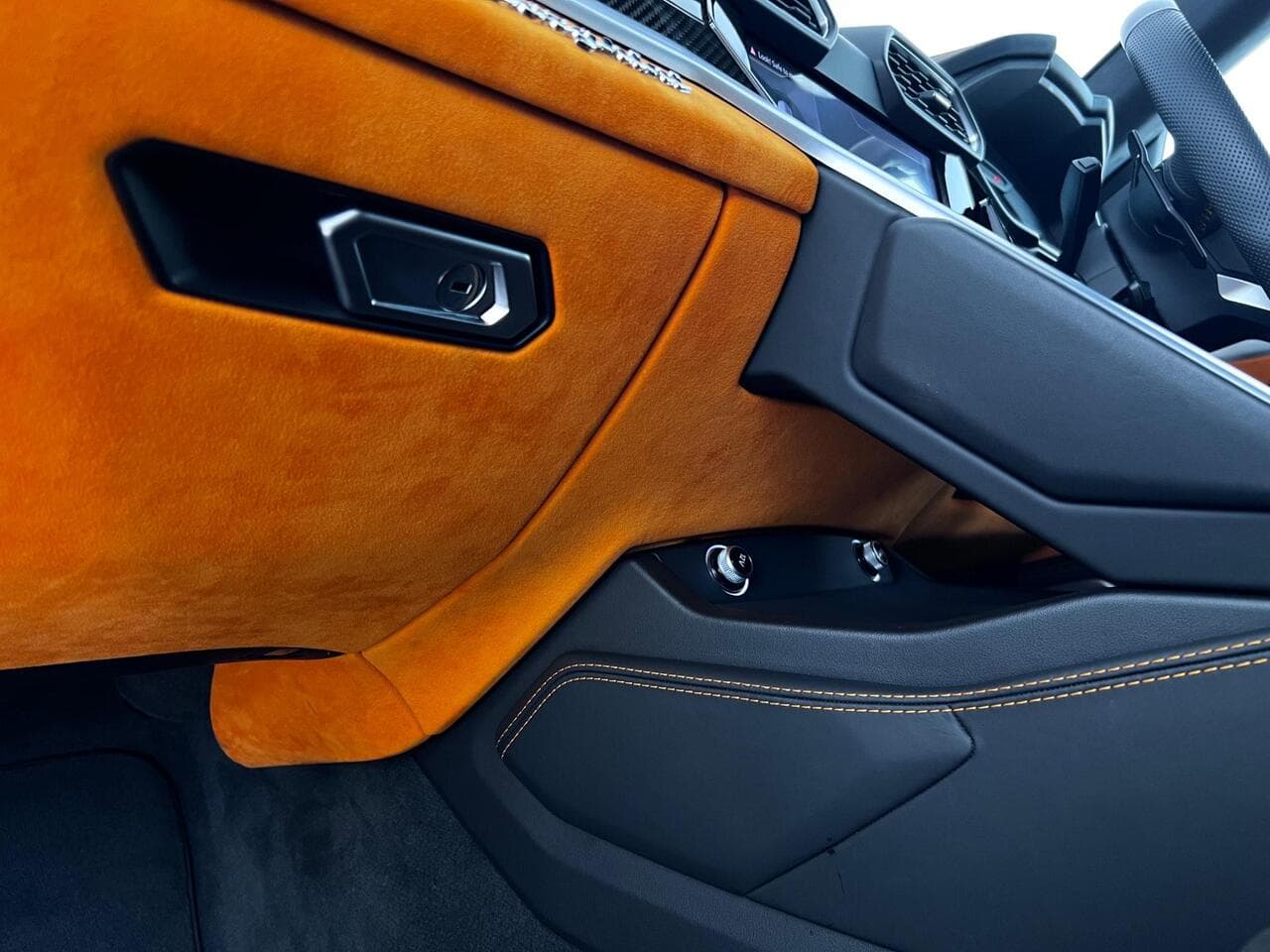 Lamborghini Urus thumbnail Door Interior