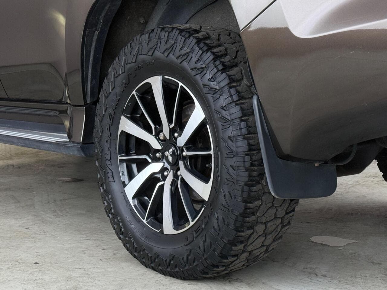 Mitsubishi Shogun Sport thumbnail Wheel