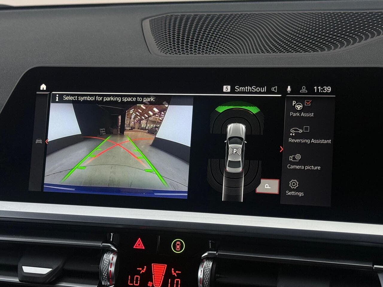BMW 3 Series thumbnail Infotainment System