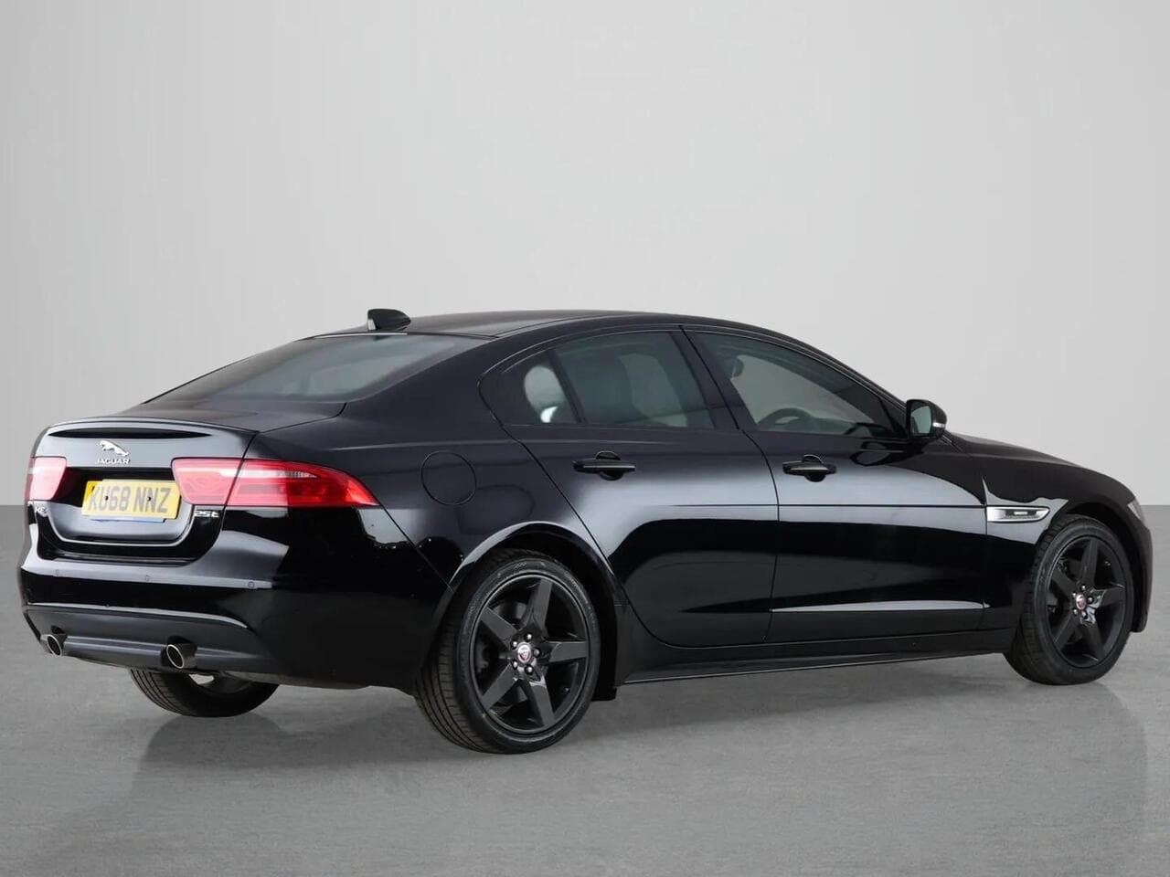 Jaguar XE thumbnail Rear Right