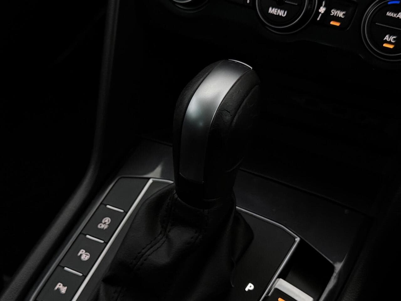 Volkswagen Tiguan thumbnail Interior Front
