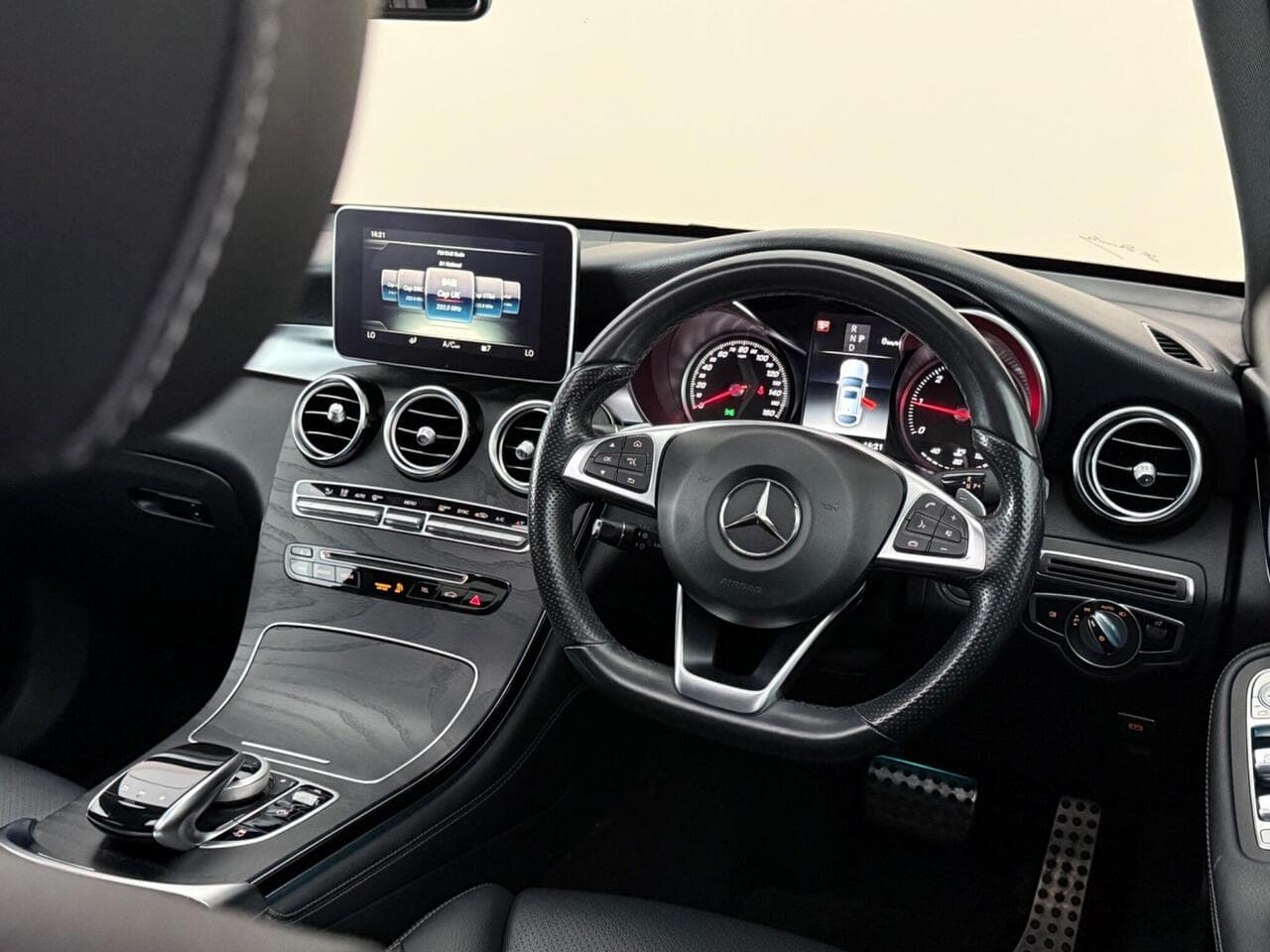 Mercedes-Benz GLC thumbnail Interior Front