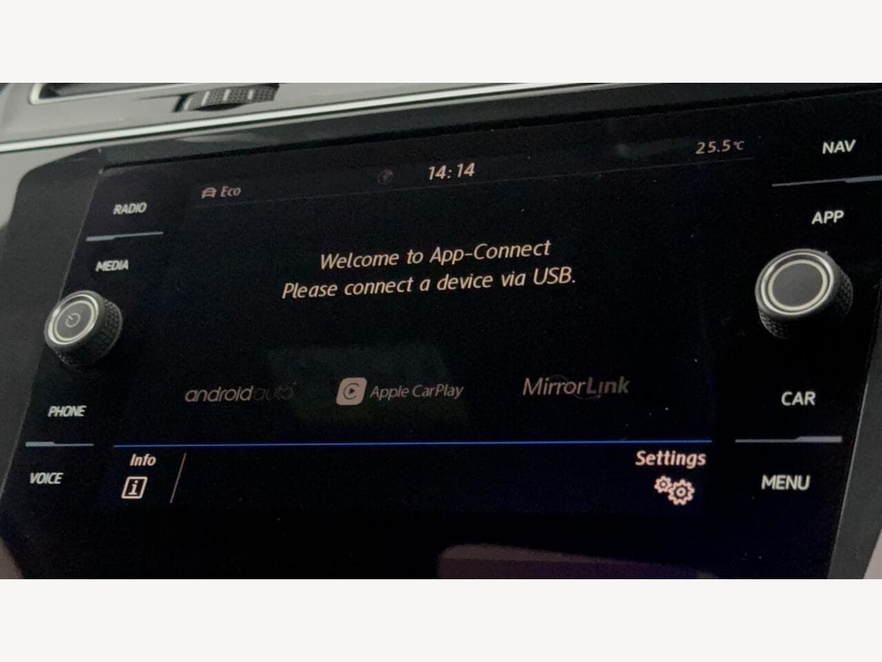 Volkswagen Tiguan Allspace thumbnail Infotainment System