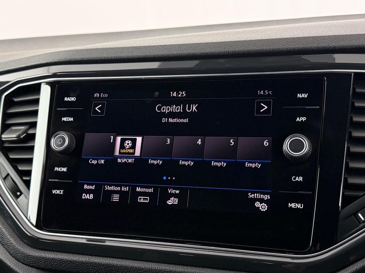 Volkswagen T-Roc thumbnail Infotainment System