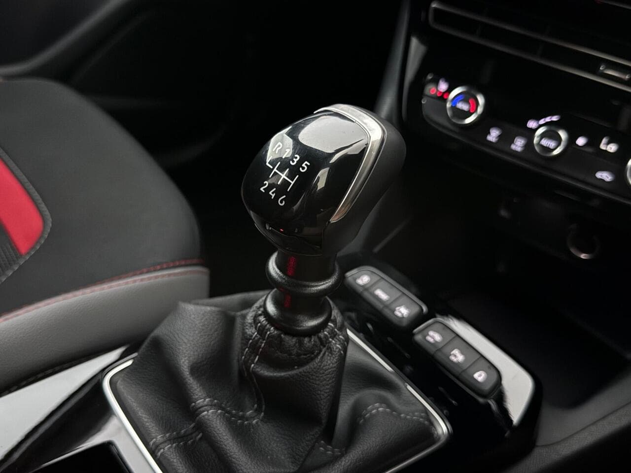 Vauxhall Mokka thumbnail Interior Front