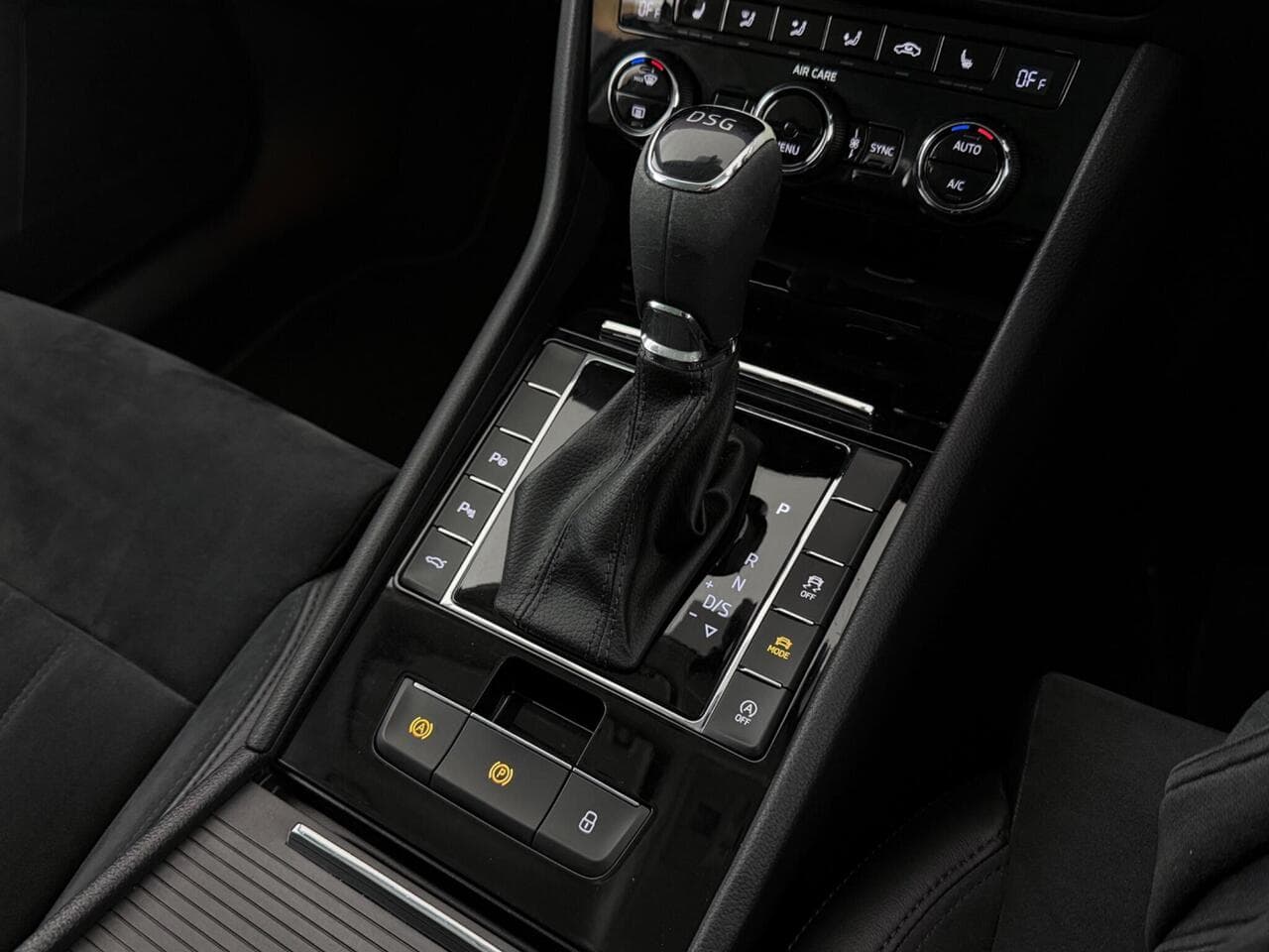 Skoda Superb thumbnail Interior Front