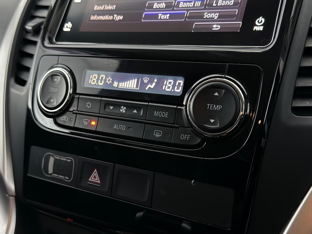 Mitsubishi Shogun Sport thumbnail Infotainment System