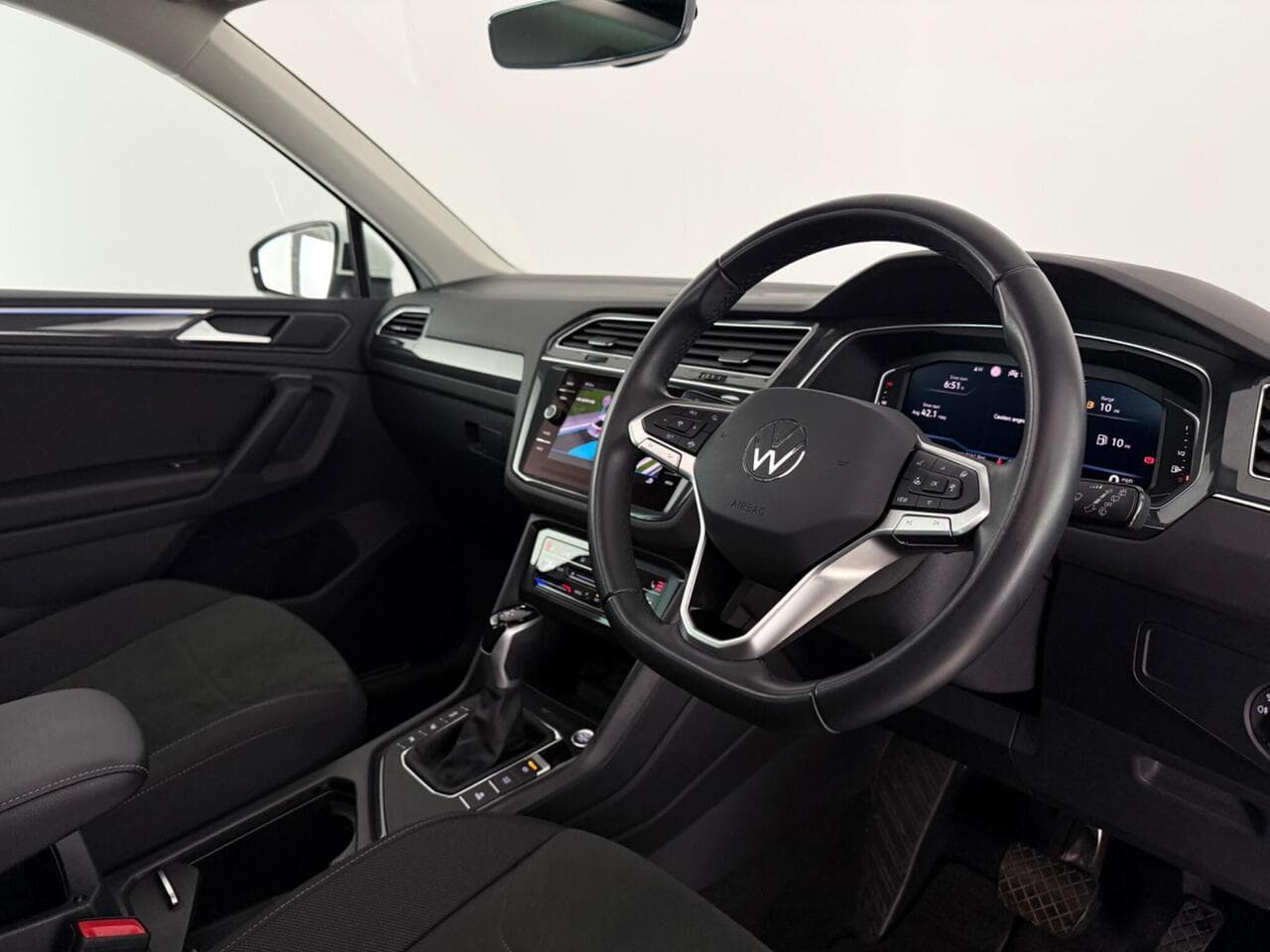 Volkswagen Tiguan thumbnail Interior Front