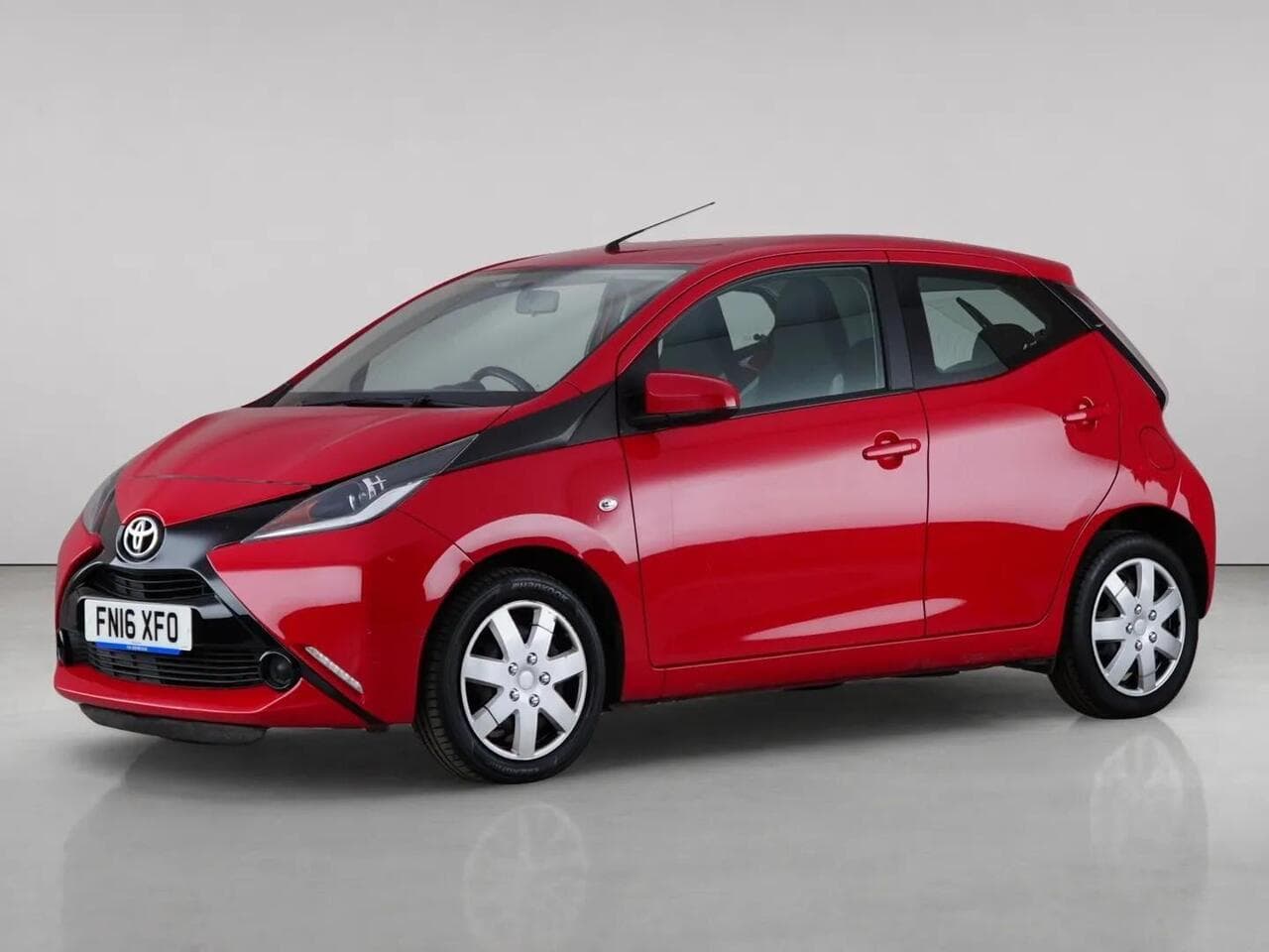 Toyota AYGO thumbnail Front Left
