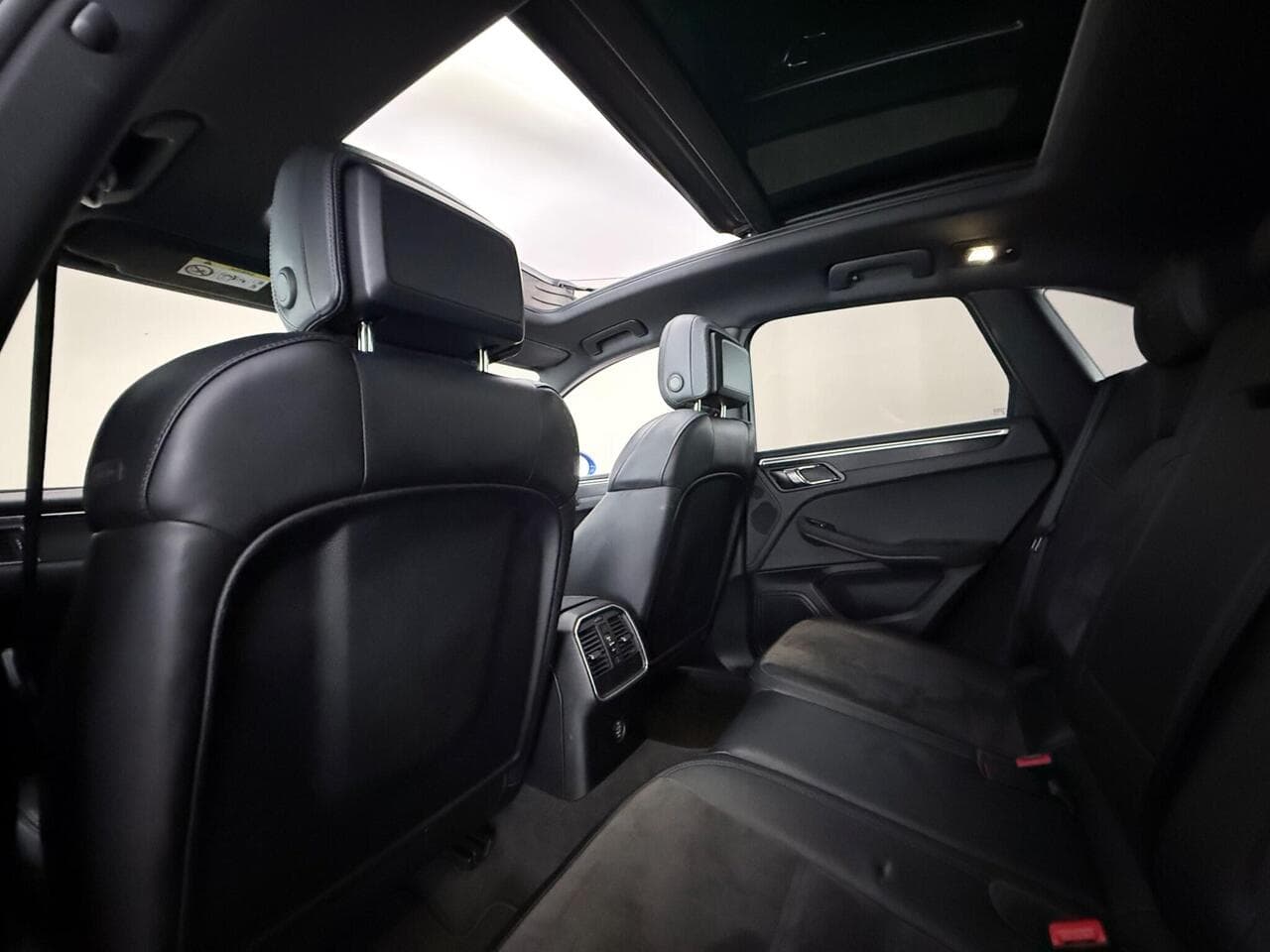 Porsche Macan thumbnail Seats Rear