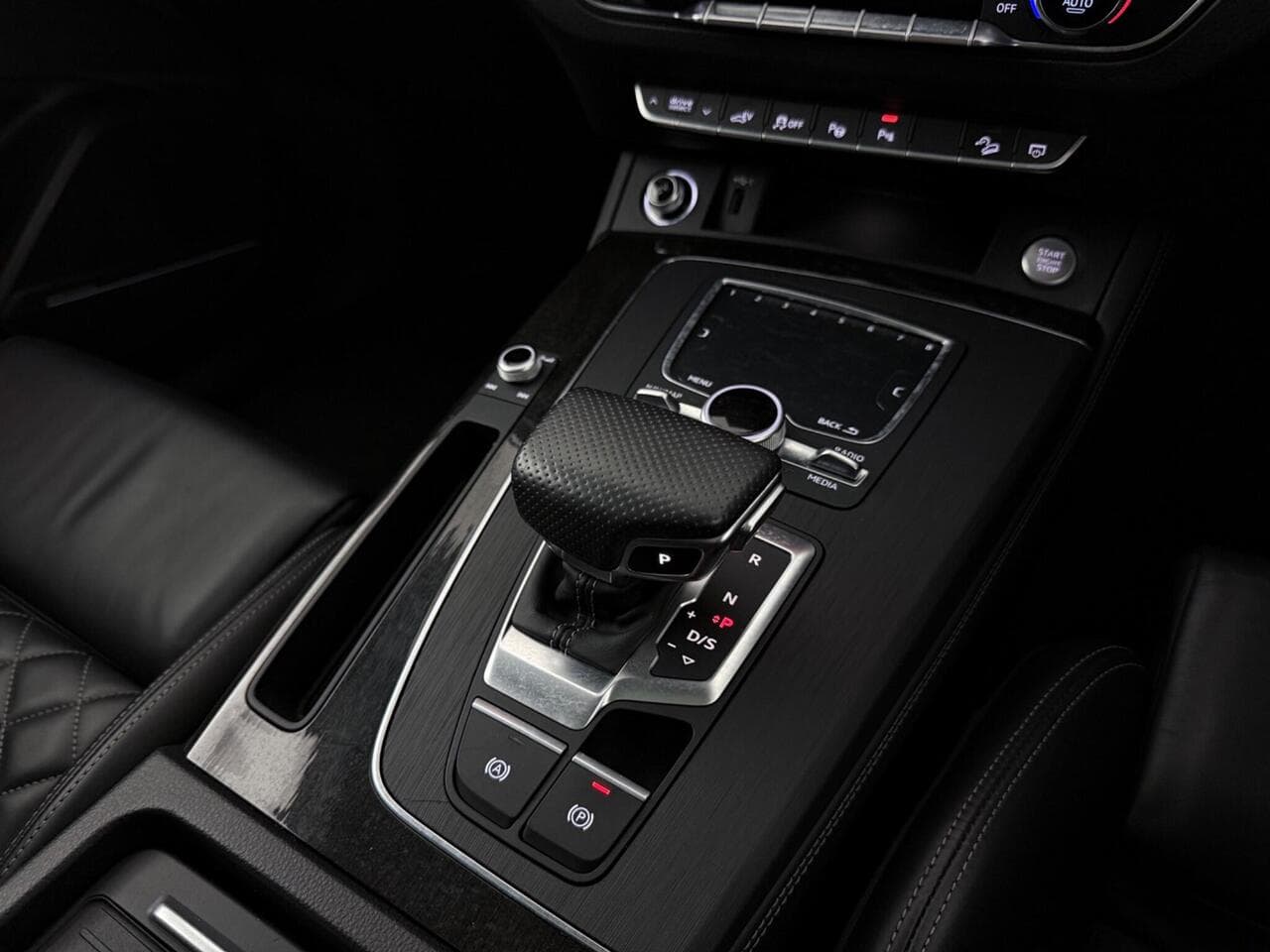 Audi Q5 thumbnail Interior Front