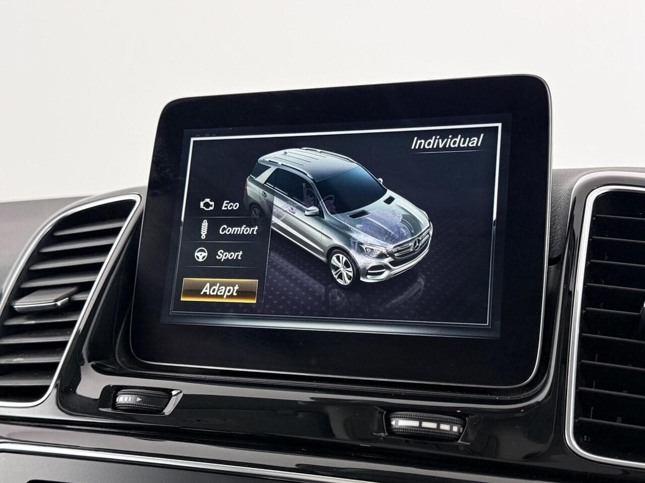 Mercedes-Benz GLE thumbnail Infotainment System