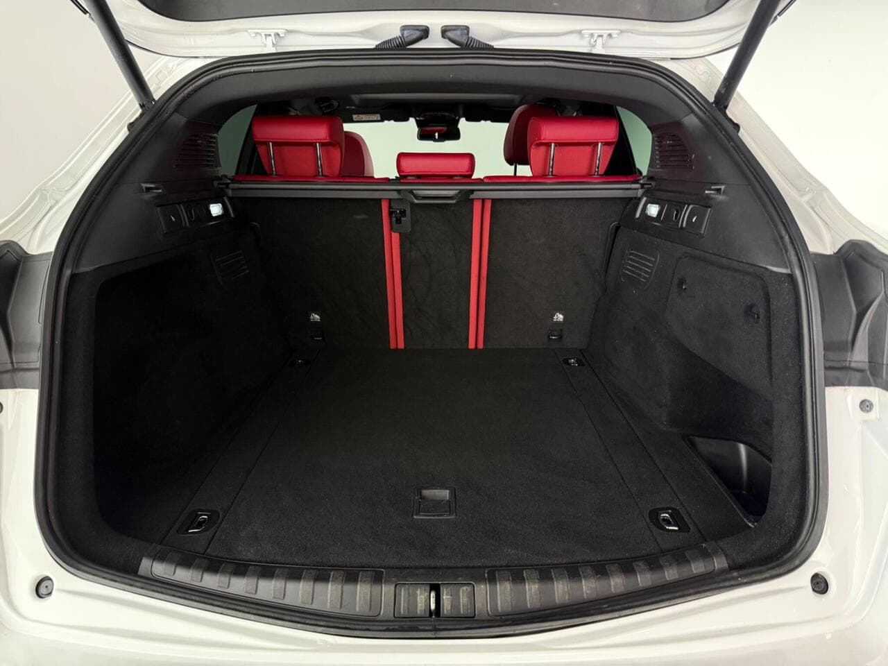 Alfa Romeo Stelvio thumbnail Boot