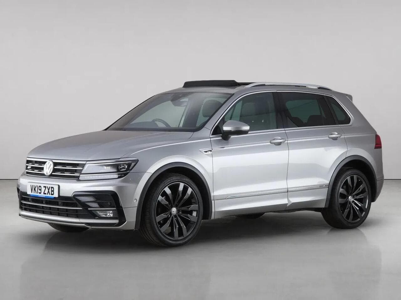 Volkswagen Tiguan thumbnail Front Left