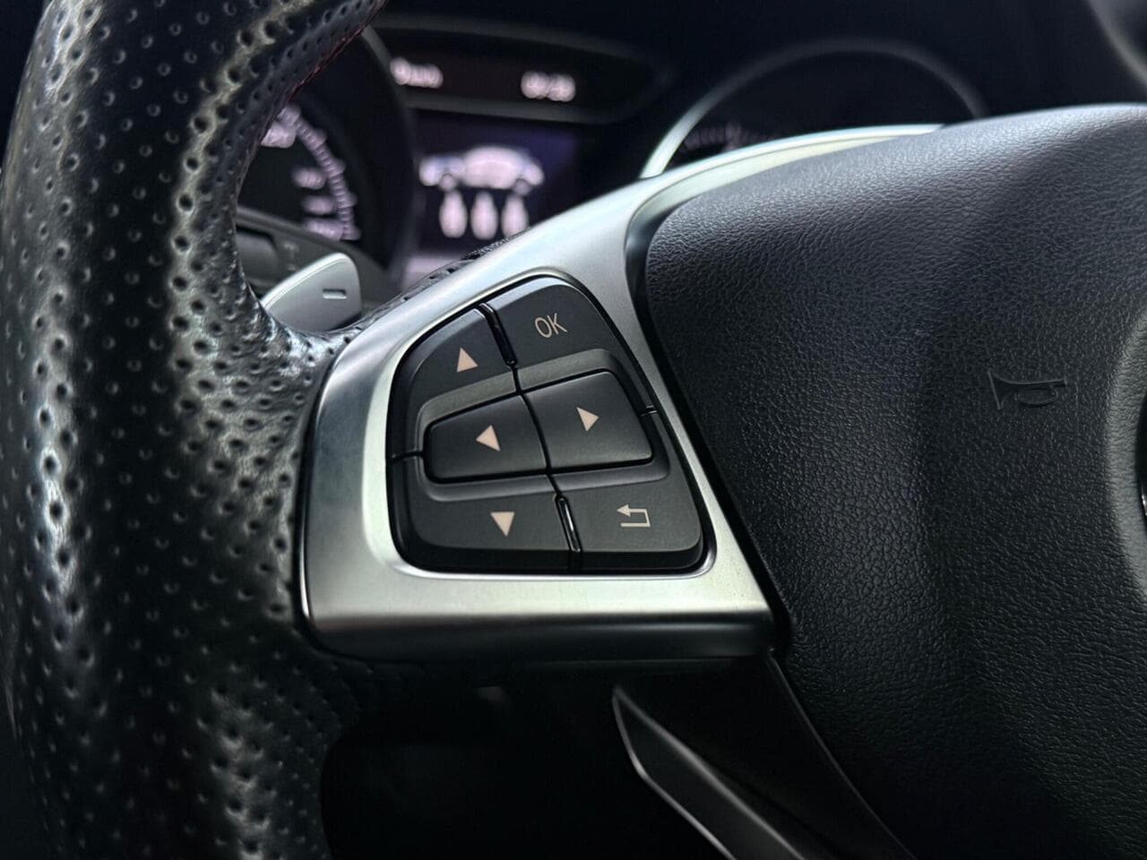 Mercedes-Benz GLA thumbnail Misc Controls