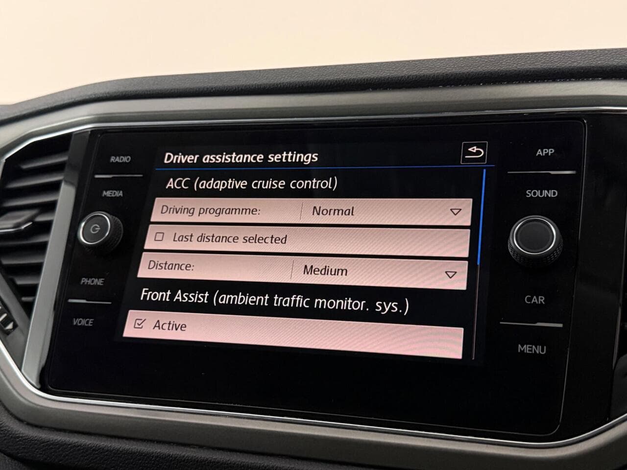 Volkswagen T-Roc thumbnail Infotainment System