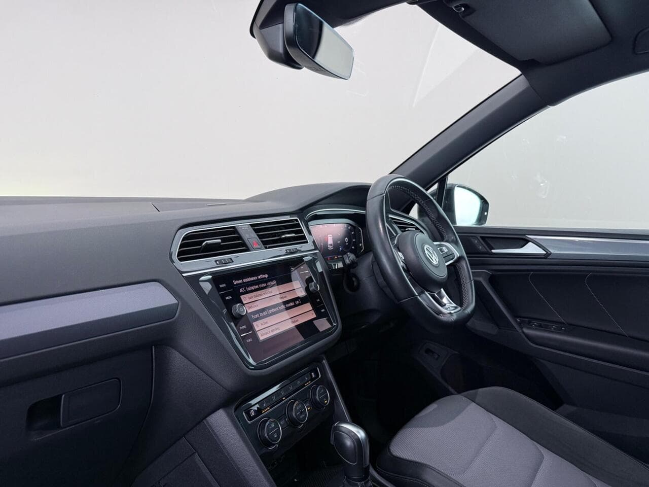 Volkswagen Tiguan thumbnail Interior Front