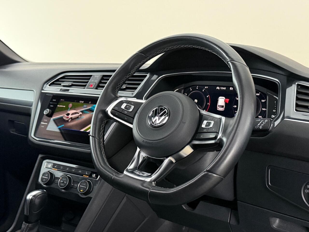 Volkswagen Tiguan Allspace thumbnail Steering Wheel