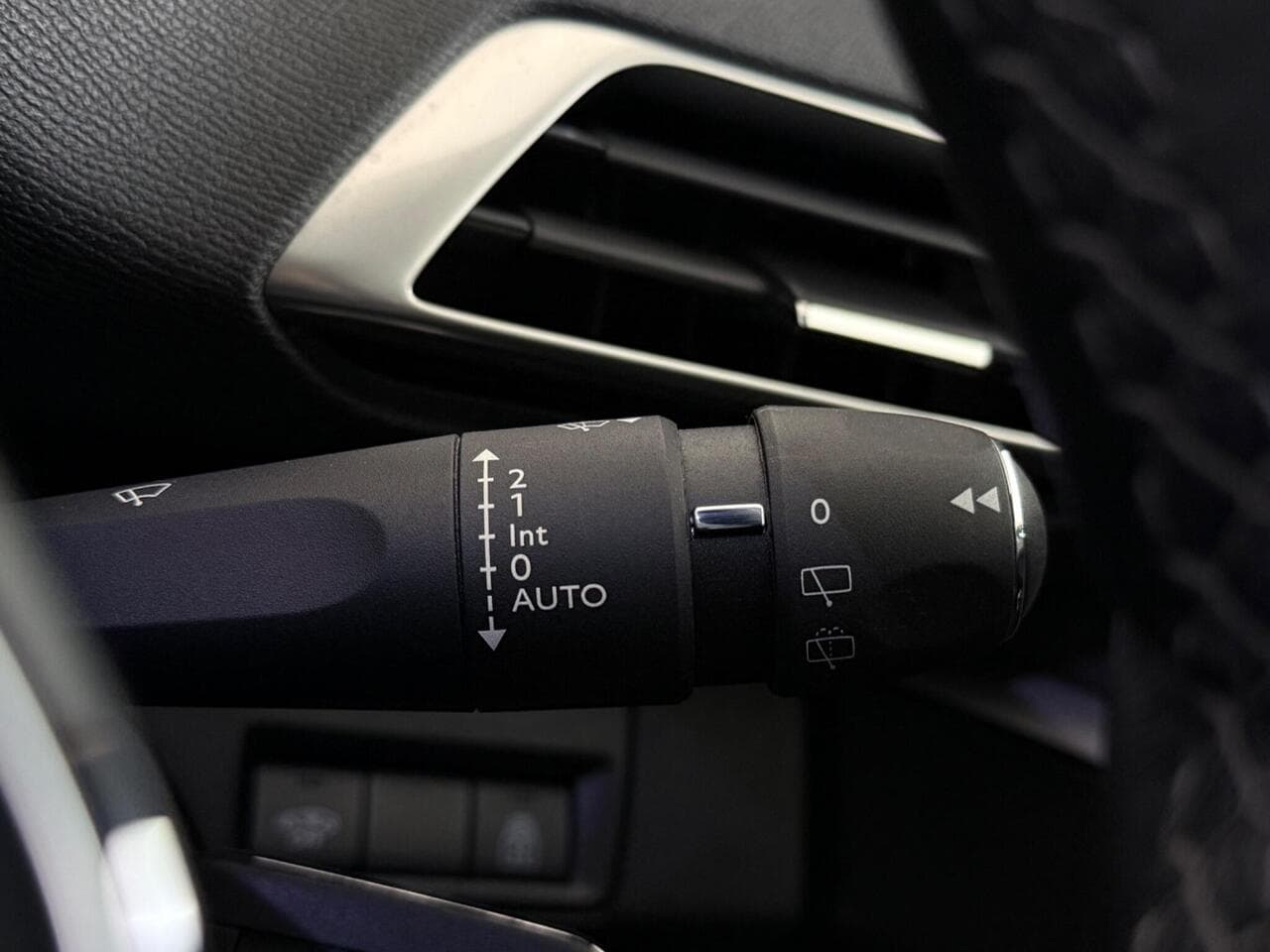 Peugeot 3008 thumbnail Misc Controls