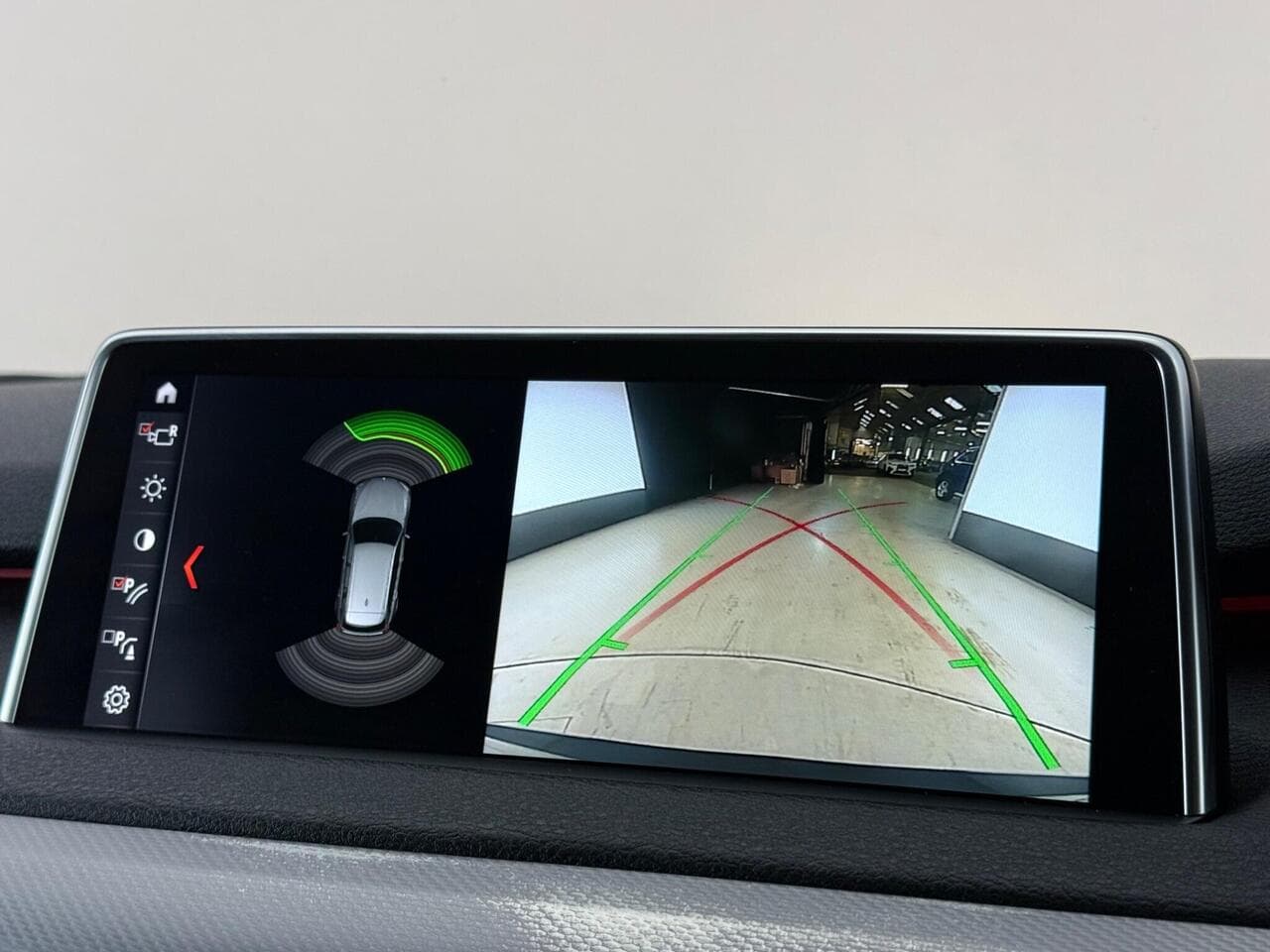 BMW X5 thumbnail Infotainment System
