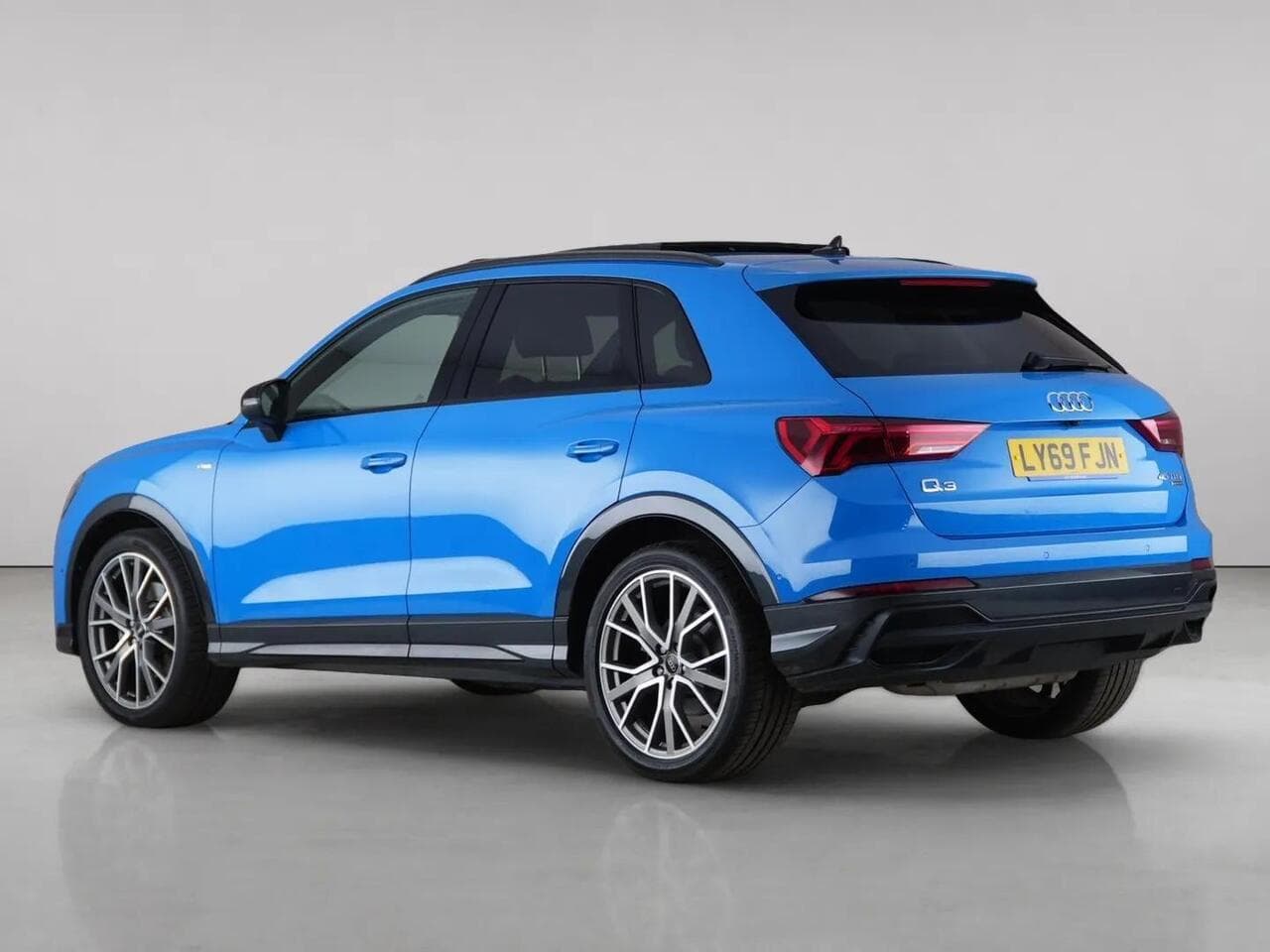 Audi Q3 thumbnail Rear Left