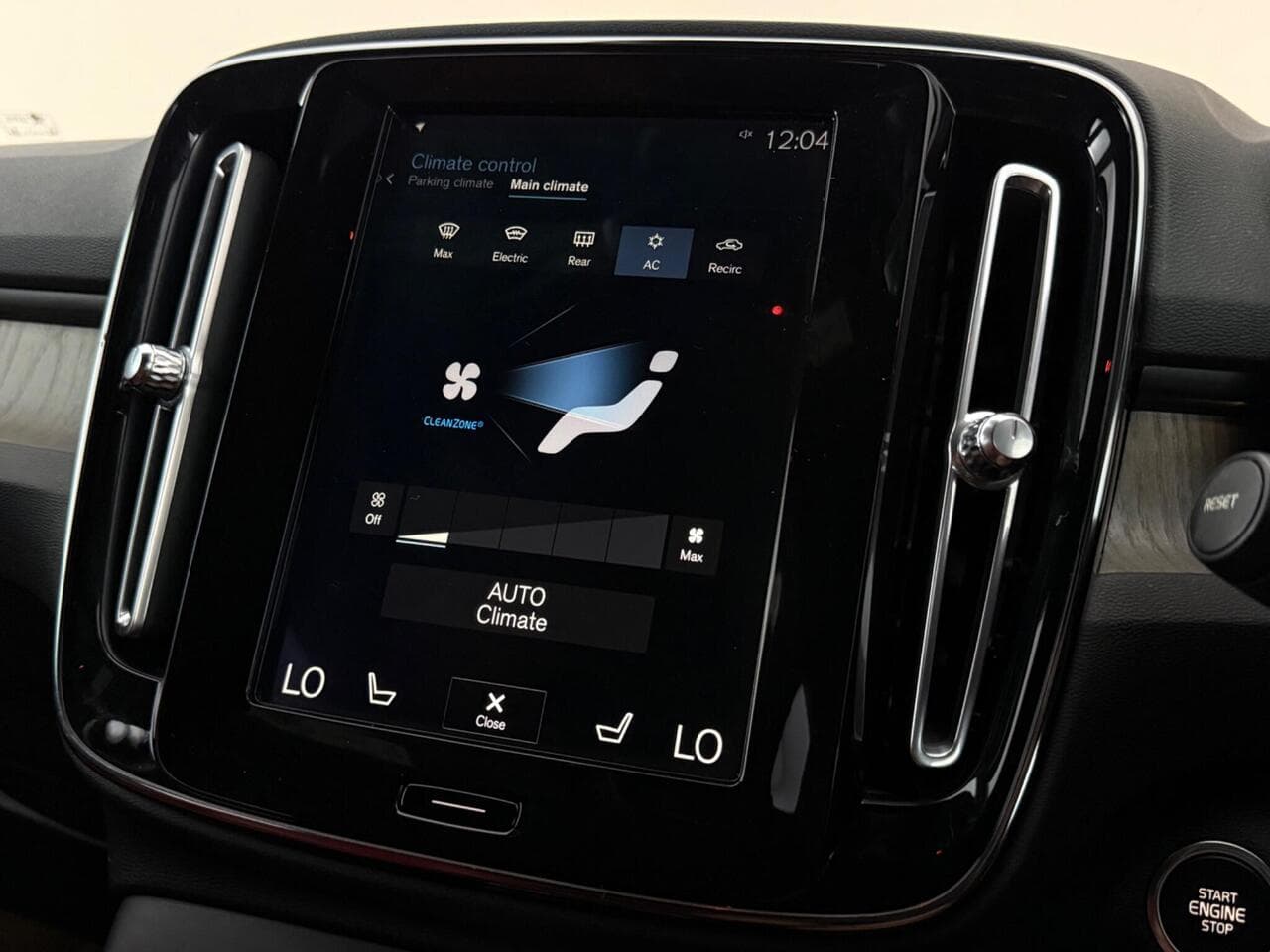 Volvo XC40 thumbnail Infotainment System