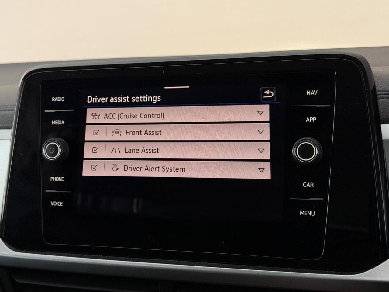 Volkswagen T-Roc thumbnail Infotainment System